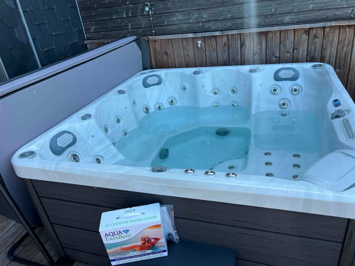 Spa rempli d’eau dans un espace abrité en bois