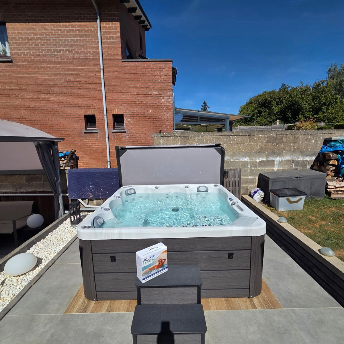 Spa installé sur une terrasse aménagée