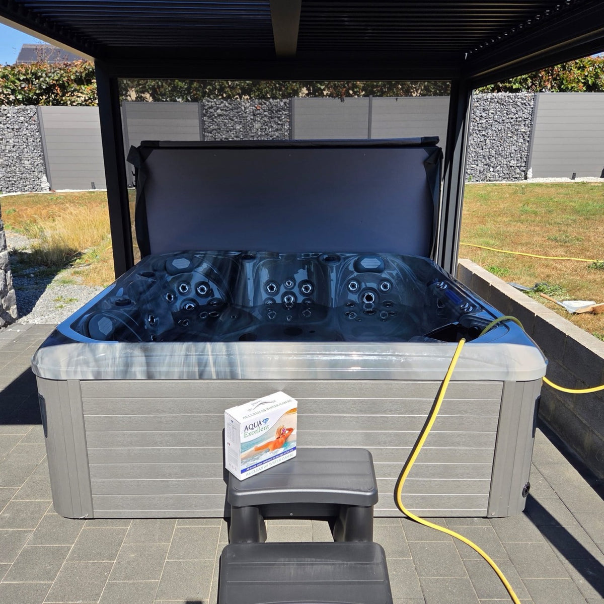 Spa à cuve sombre sous une pergola
